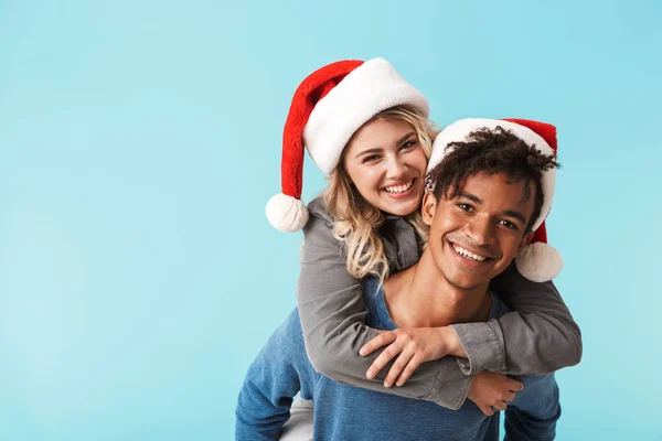 Feliz Multirracial Jovem Casal Vestindo Natal Chapéu Vermelho Isolado Sobre — Fotografia de Stock