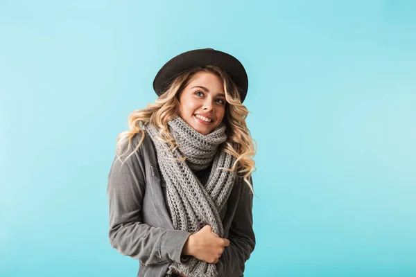 Bella Ragazza Indossando Cappello Una Sciarpa Piedi Isolato Sfondo Blu — Foto Stock