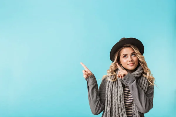 Chica Bonita Con Sombrero Una Bufanda Pie Aislado Sobre Fondo — Foto de Stock