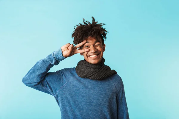 Emocionado Joven Africano Con Bufanda Invierno Pie Aislado Sobre Azul — Foto de Stock