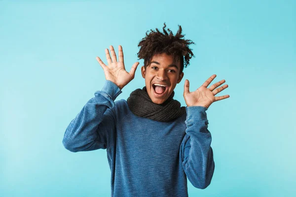 Opgewonden Jonge Afrikaanse Man Dragen Winter Sjaal Permanent Geïsoleerde Blauw — Stockfoto