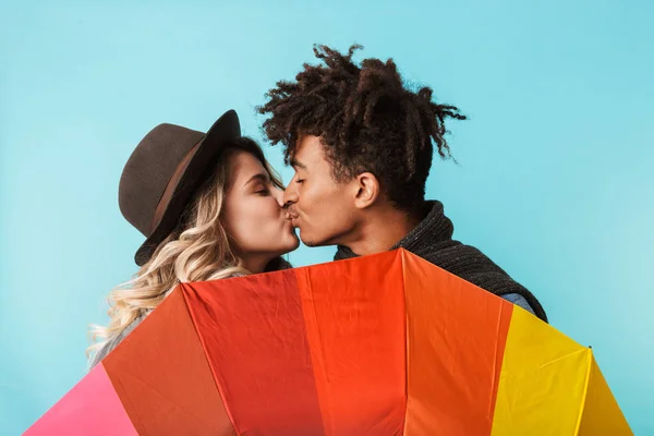 Feliz Pareja Multirracial Adolescente Con Ropa Invierno Pie Sosteniendo Paraguas —  Fotos de Stock