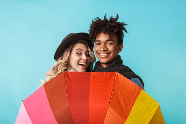 Jeune Couple Multiracial Souriant Portant Des Écharpes Debout Avec Parapluie — Photo