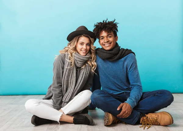 Boldog Tinédzser Pár Kék Háttér Elszigetelt Átölelve — Stock Fotó