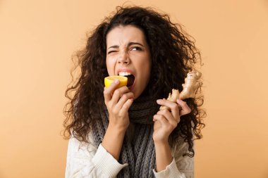 Zencefil ve limon beyaz arka plan üzerinde izole ayakta iken gösteren kış eşarp çekici genç kadın