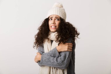 Beyaz arka plan üzerinde izole ayakta kış eşarp genç kadın titreme