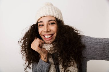 Bir selfie alarak beyaz arka plan üzerinde izole ayakta kış eşarp neşeli genç kadın