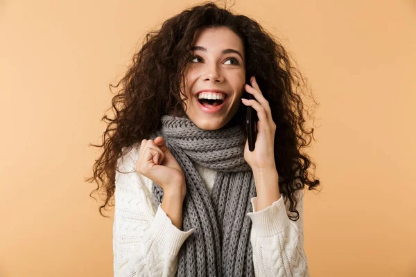 Jovem Alegre Usando Cachecol Inverno Isolado Sobre Fundo Bege Falando — Fotografia de Stock