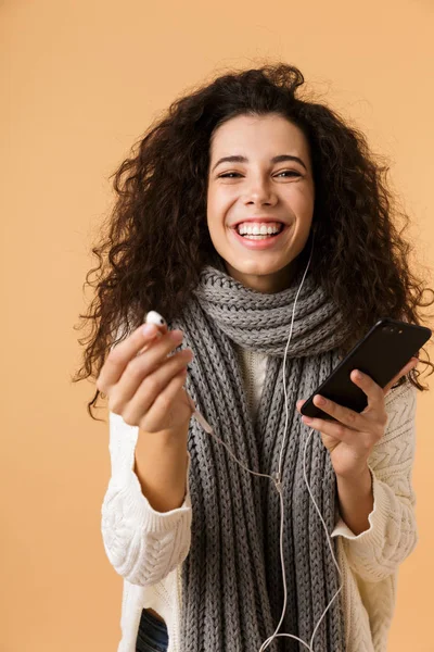 Mujer Joven Alegre Con Bufanda Invierno Pie Aislado Sobre Fondo —  Fotos de Stock