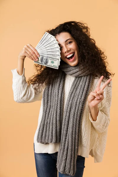 Vrolijke Jonge Vrouw Die Winter Sjaal Beige Achtergrond Geïsoleerd Staande — Stockfoto