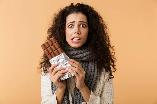 Joven Alegre Usando Suéter Bufanda Sosteniendo Gran Barra Chocolate Aislado — Foto de Stock