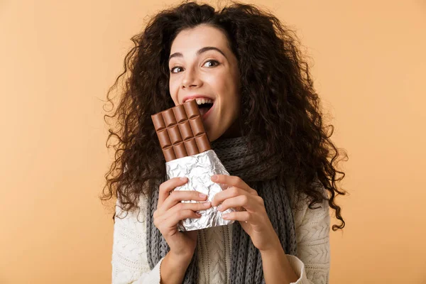 Glad Ung Kvinna Klädd Tröja Och Halsduk Håller Stor Chokladkaka — Stockfoto