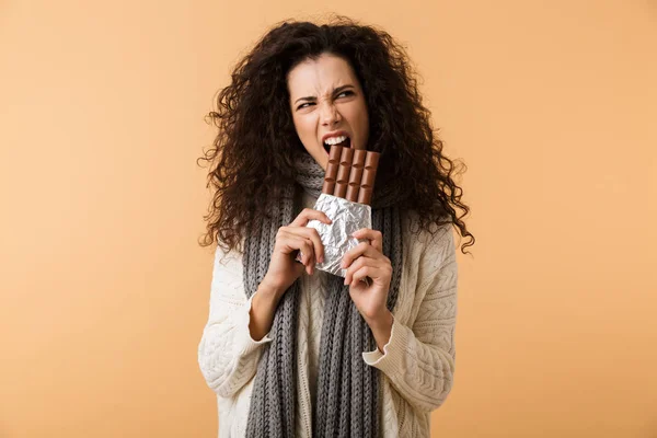 Jovem Alegre Usando Suéter Cachecol Segurando Grande Barra Chocolate Isolado — Fotografia de Stock