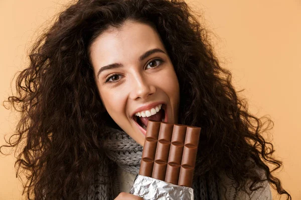 Jovem Alegre Usando Suéter Cachecol Segurando Grande Barra Chocolate Isolado — Fotografia de Stock