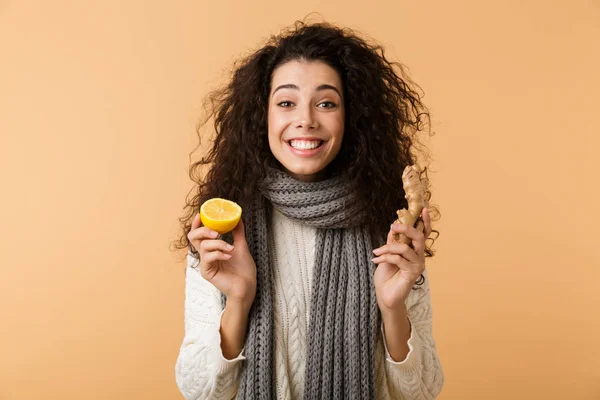 Attraktiv Ung Kvinna Bär Vinter Scarf Visar Ingefära Och Citron — Stockfoto