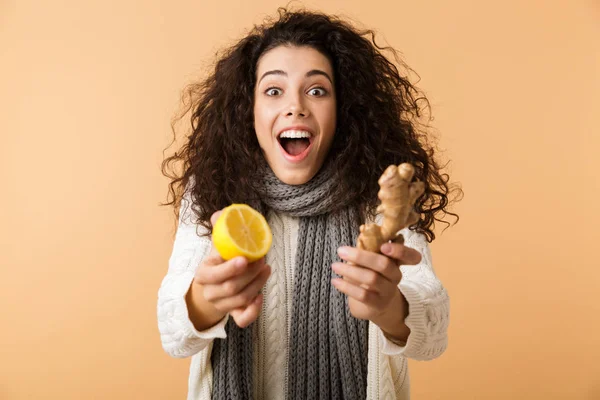 Jovem Atraente Usando Cachecol Inverno Mostrando Gengibre Limão Enquanto Estava — Fotografia de Stock