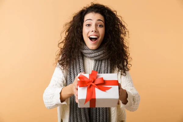 Gelukkig Jonge Vrouw Dragen Winter Sjaal Beige Achtergrond Geïsoleerd Staande — Stockfoto