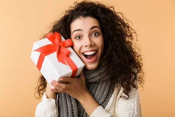 Jovem Feliz Usando Cachecol Inverno Isolado Sobre Fundo Bege Segurando — Fotografia de Stock