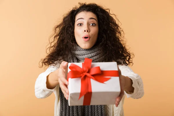 Mujer Joven Feliz Con Bufanda Invierno Pie Aislado Sobre Fondo — Foto de Stock