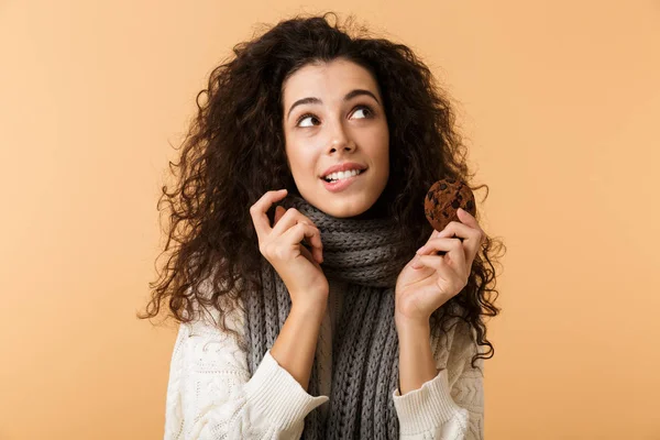 Jovem Feliz Usando Cachecol Inverno Isolado Sobre Fundo Bege Comer — Fotografia de Stock