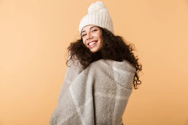 Vrolijke Jonge Vrouw Die Winter Sjaal Permanent Geïsoleerde Beige Achtergrond — Stockfoto