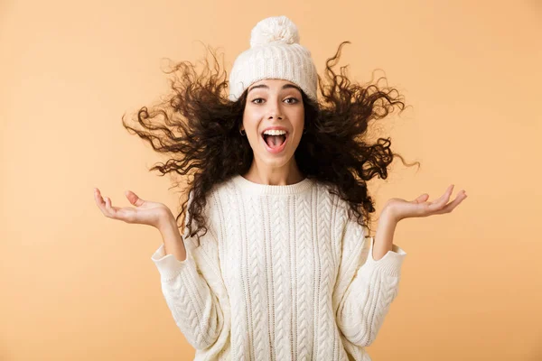Ευτυχισμένη Γυναίκα Φοράει Χειμωνιάτικα Ρούχα Στέκεται Απομονωμένο Πάνω Μπεζ Φόντο — Φωτογραφία Αρχείου