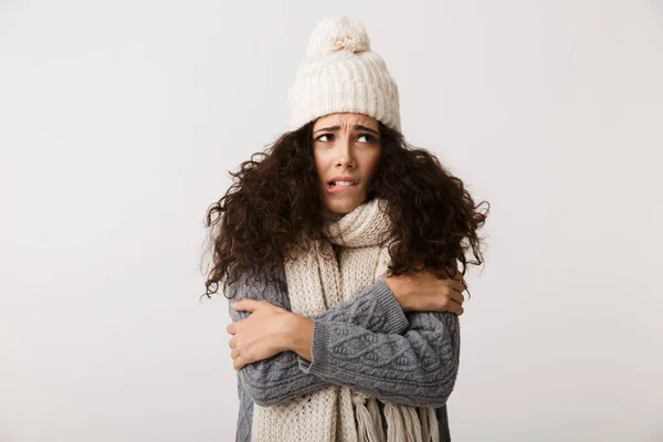 Mujer Joven Trastornada Con Bufanda Invierno Pie Aislada Sobre Fondo —  Fotos de Stock