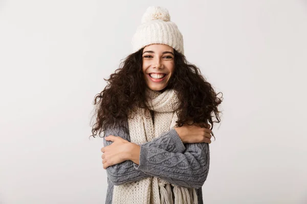 Χαρούμενα Νέα Γυναίκα Που Φοράει Κασκόλ Χειμώνα Στέκεται Απομονωθεί Λευκό — Φωτογραφία Αρχείου