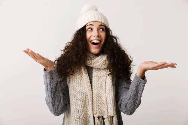 Glückliche Junge Frau Winterkleidung Steht Isoliert Vor Weißem Hintergrund Und — Stockfoto