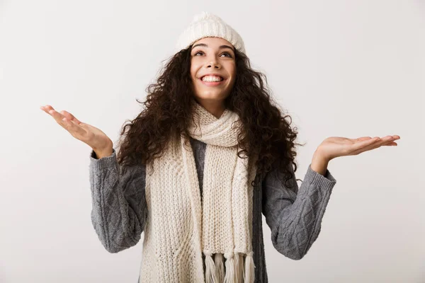 Счастливая Молодая Женщина Зимней Одежде Стоит Изолированно Белом Фоне Представляя — стоковое фото