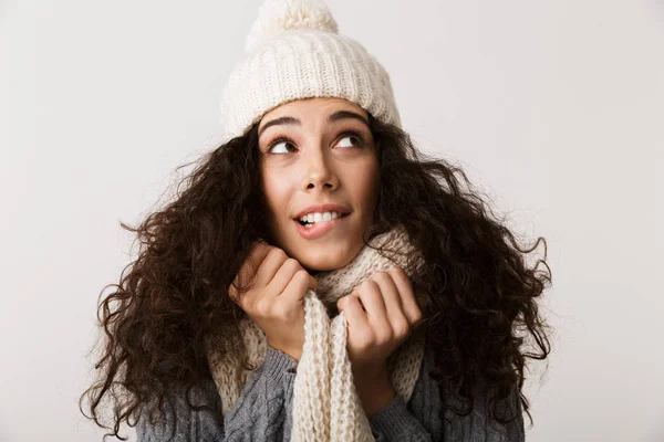 白い背景に分離立って冬のスカーフ着用陽気な若い女性 — ストック写真