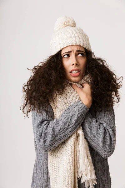 Aufgebrachte Junge Frau Mit Winterschal Steht Isoliert Vor Weißem Hintergrund — Stockfoto