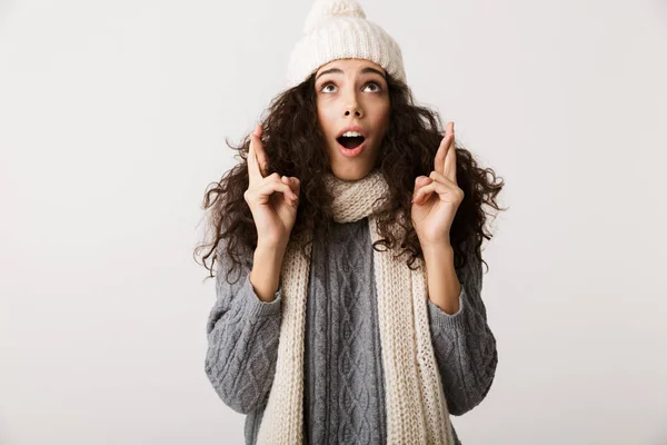 Jovem Alegre Usando Cachecol Inverno Isolado Sobre Fundo Branco Segurando — Fotografia de Stock