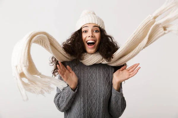 Glückliche Junge Frau Winterkleidung Steht Isoliert Über Weißem Hintergrund Bewegung — Stockfoto