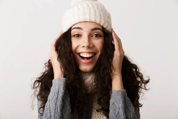 Šťastná Mladá Žena Nosí Zimní Oblečení Stojí Izolované Bílém Pozadí — Stock fotografie