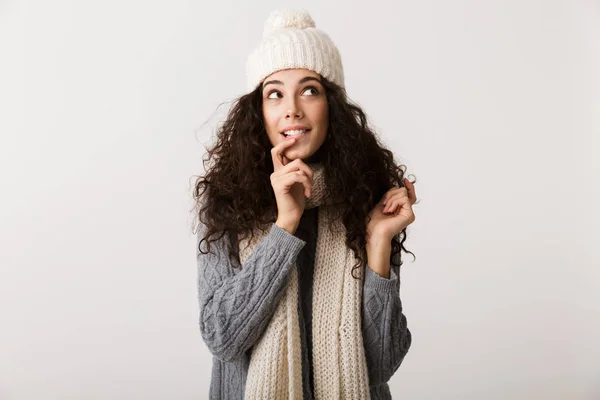 Šťastná Mladá Žena Nosí Zimní Oblečení Stojí Izolované Bílém Pozadí — Stock fotografie