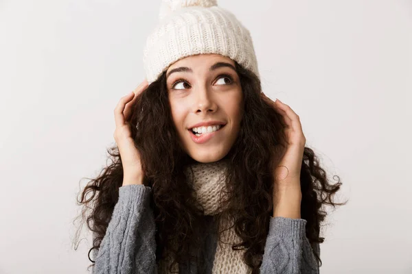 Glückliche Junge Frau Winterkleidung Steht Isoliert Vor Weißem Hintergrund — Stockfoto