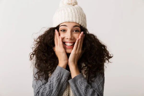 Glad Ung Kvinna Som Bär Vinterkläder Står Isolerade Över Vit — Stockfoto