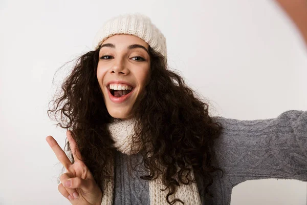 Jovem Alegre Usando Cachecol Inverno Isolado Sobre Fundo Branco Tomando — Fotografia de Stock