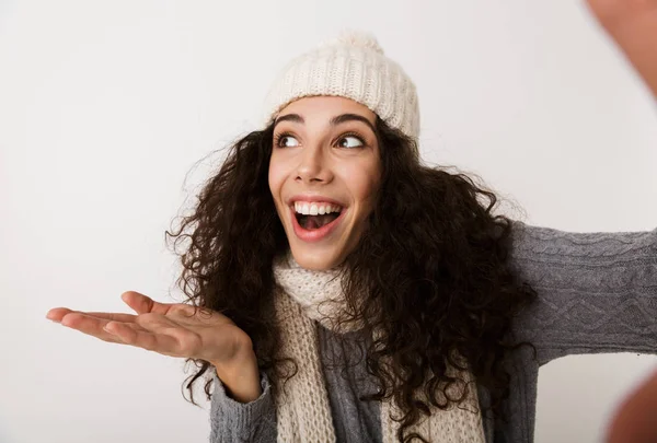 Jovem Alegre Usando Cachecol Inverno Isolado Sobre Fundo Branco Tomando — Fotografia de Stock