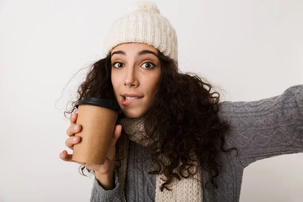 Vrolijke Jonge Vrouw Die Winter Sjaal Boven Witte Achtergrond Geïsoleerd — Stockfoto