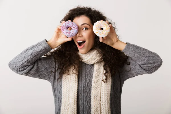 Привлекательная Молодая Женщина Зимнем Шарфе Показывает Сладкие Пончики Стоя Изолированно — стоковое фото