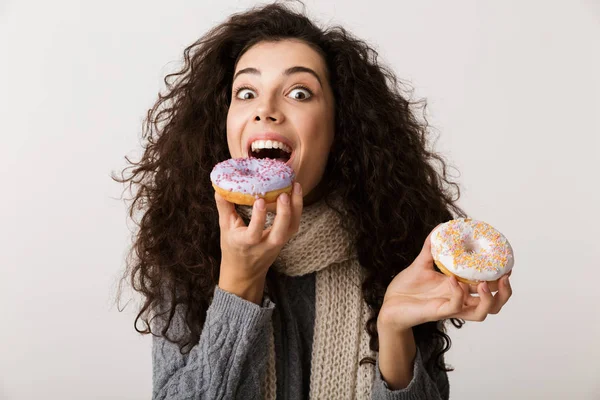 Привлекательная Молодая Женщина Зимнем Шарфе Показывает Сладкие Пончики Стоя Изолированно — стоковое фото