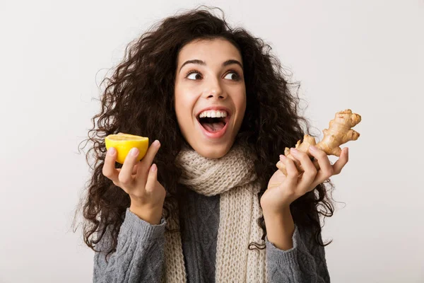 Jovem Atraente Usando Cachecol Inverno Mostrando Gengibre Limão Enquanto Estava — Fotografia de Stock