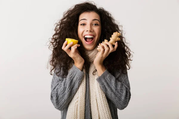 Attraktiv Ung Kvinna Bär Vinter Scarf Visar Ingefära Och Citron — Stockfoto