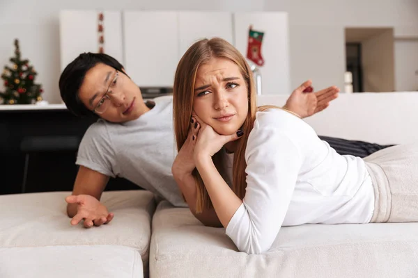 Jong Koppel Tot Een Bank Thuis Met Een Argument Van — Stockfoto