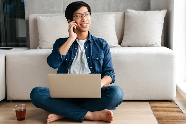 Happy Asian Man Sitting Couch Home Using Laptop Computer Talking — Stock Photo, Image