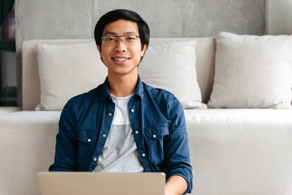 Feliz Hombre Asiático Sentado Sofá Casa Utilizando Ordenador Portátil — Foto de Stock