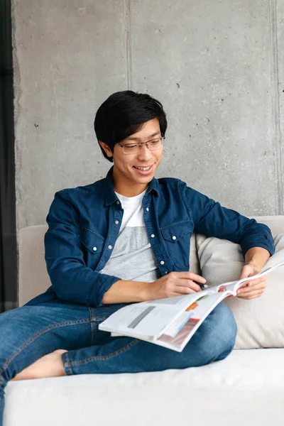 Selbstbewusster Asiatischer Mann Sitzt Auf Einer Couch Und Lernt Mit — Stockfoto