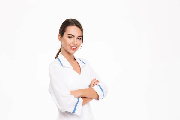 Mooie Jonge Vrouw Arts Dragen Van Uniform Staande Geïsoleerd Witte — Stockfoto